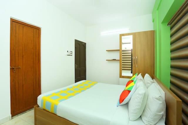 The Solo Apartments Kadavanthra Kochi Esterno foto