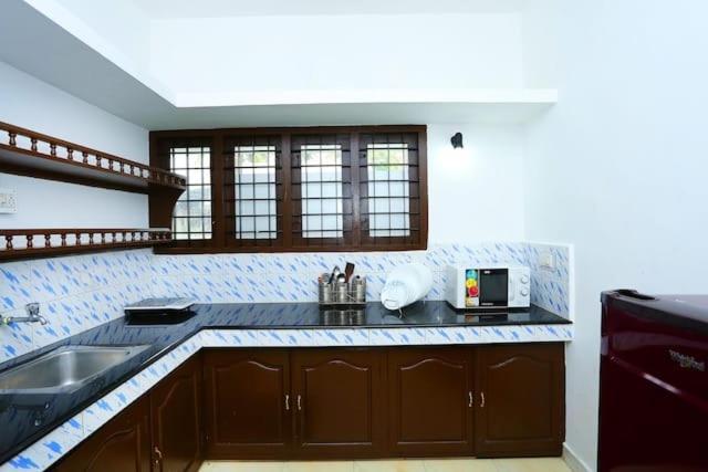 The Solo Apartments Kadavanthra Kochi Esterno foto