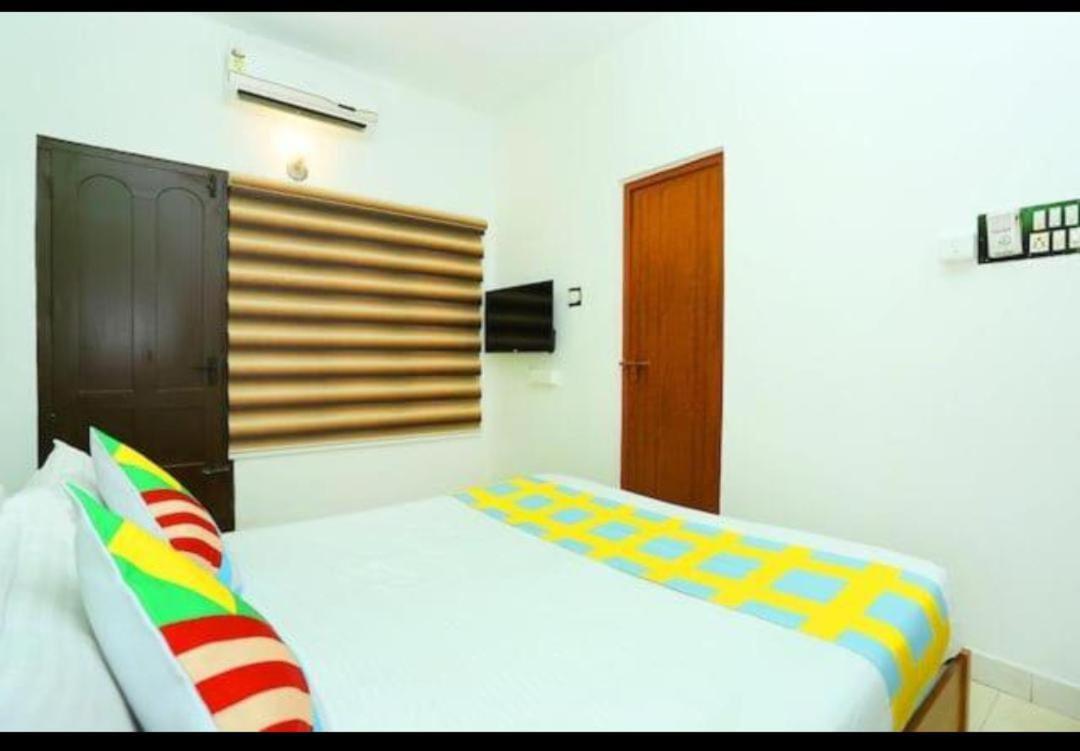 The Solo Apartments Kadavanthra Kochi Esterno foto